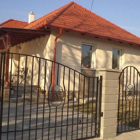 Molni Apartment Balatonfůzfő Екстериор снимка