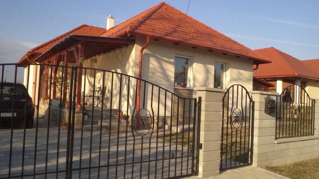 Molni Apartment Balatonfůzfő Екстериор снимка